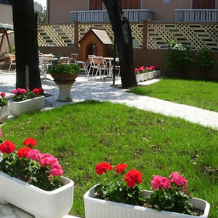Hotel Roma Марина-ді-Масса Екстер'єр фото