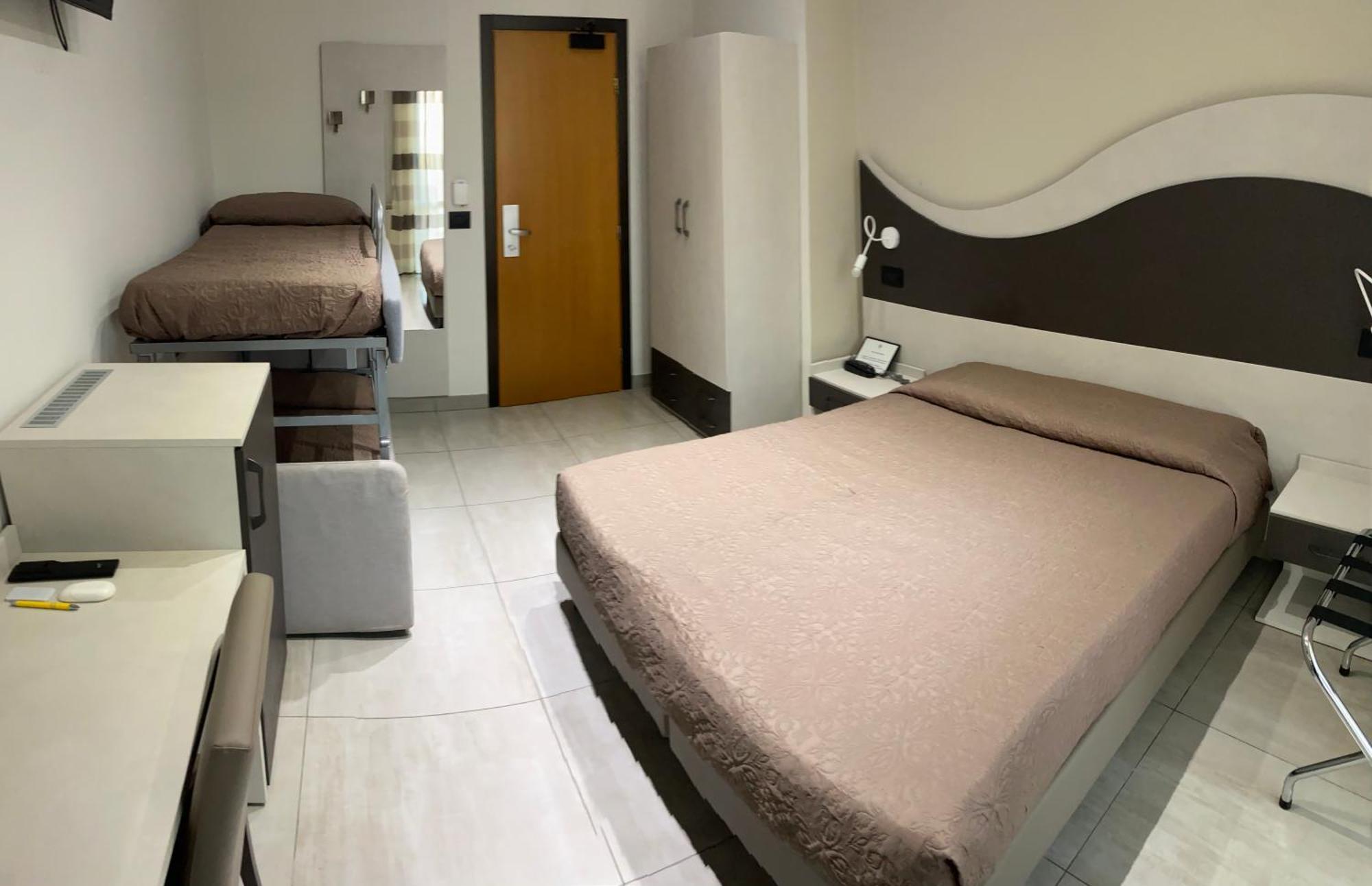 Hotel Roma Марина-ді-Масса Екстер'єр фото