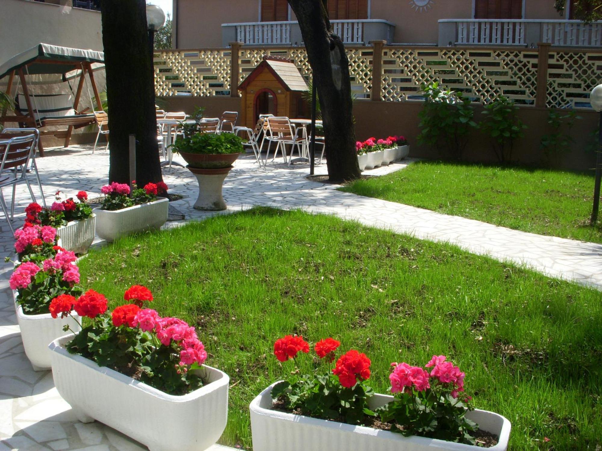 Hotel Roma Марина-ді-Масса Екстер'єр фото