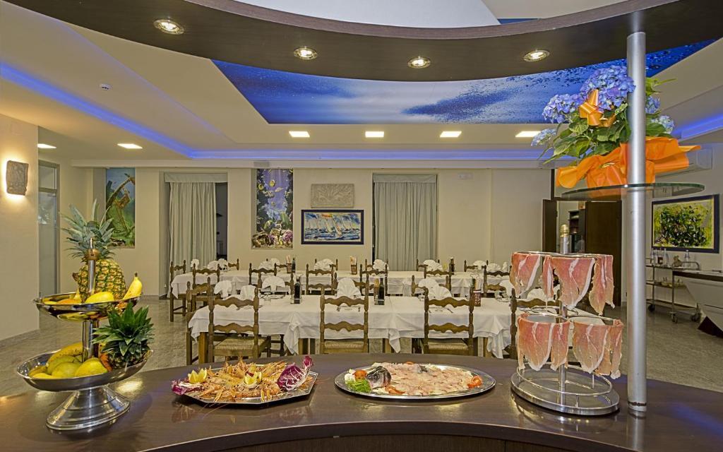 Hotel Roma Марина-ді-Масса Екстер'єр фото