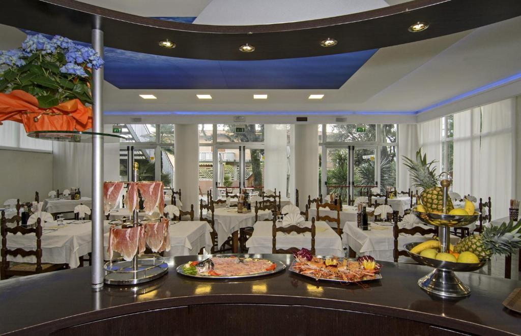 Hotel Roma Марина-ді-Масса Екстер'єр фото