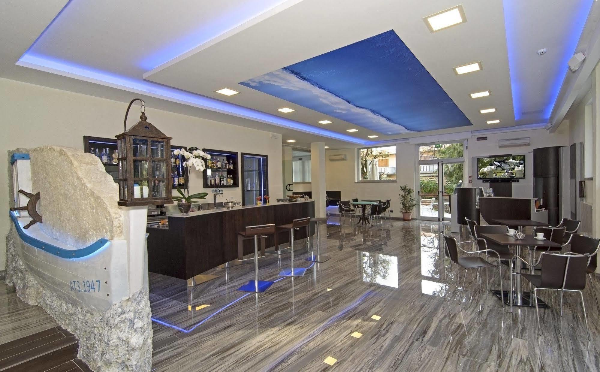 Hotel Roma Марина-ді-Масса Екстер'єр фото