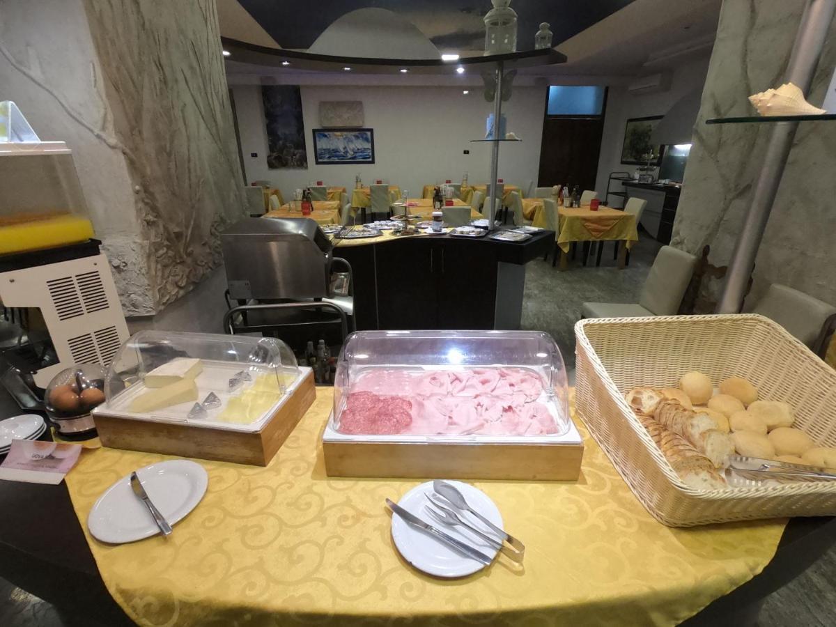 Hotel Roma Марина-ді-Масса Екстер'єр фото